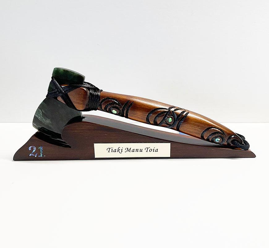 Māori Axe Toki Kaka Poto with Greenstone Head - Image 11