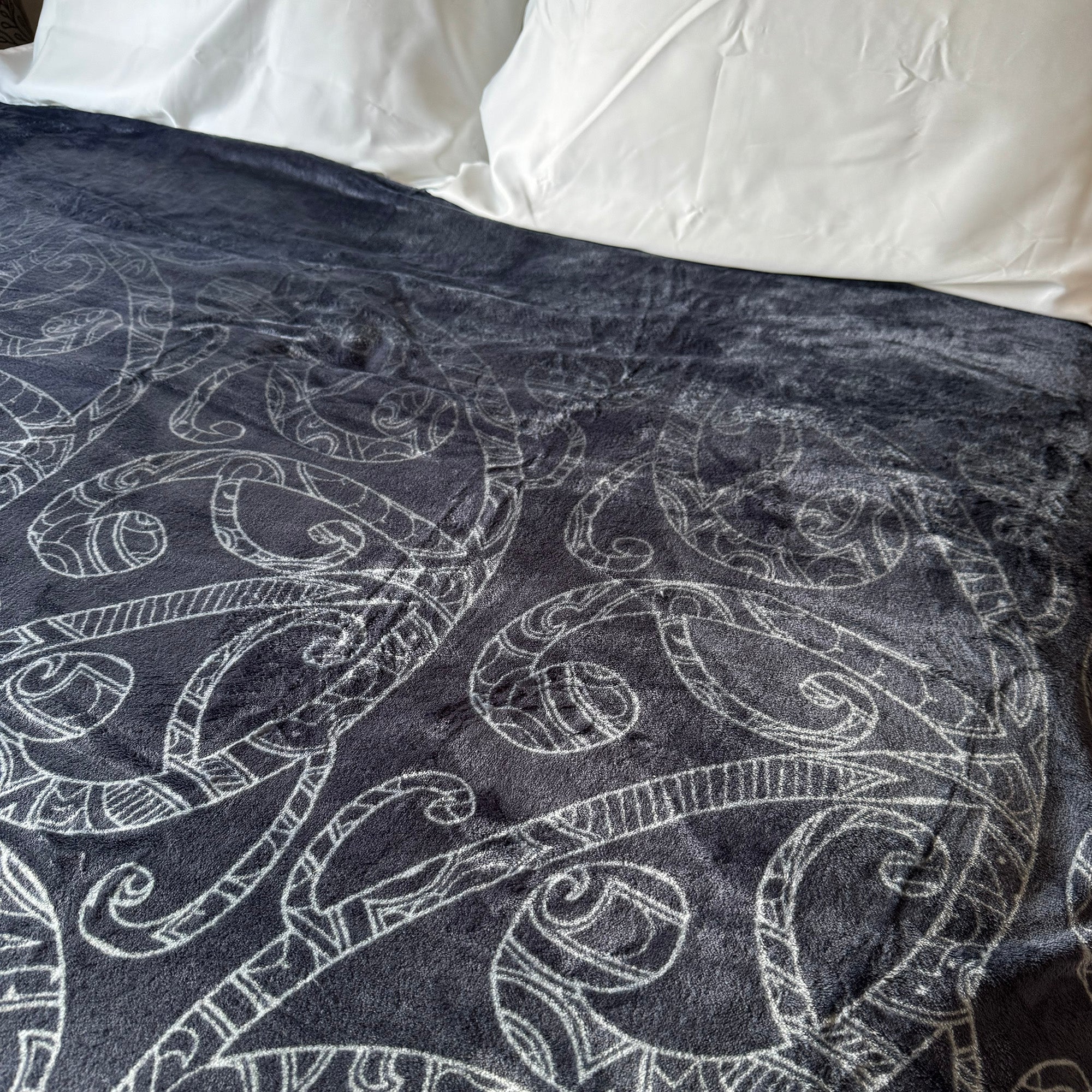 Māori Kowhaiwhai Rafter Pattern Soft and Thick Fleece Blanket - Image 4